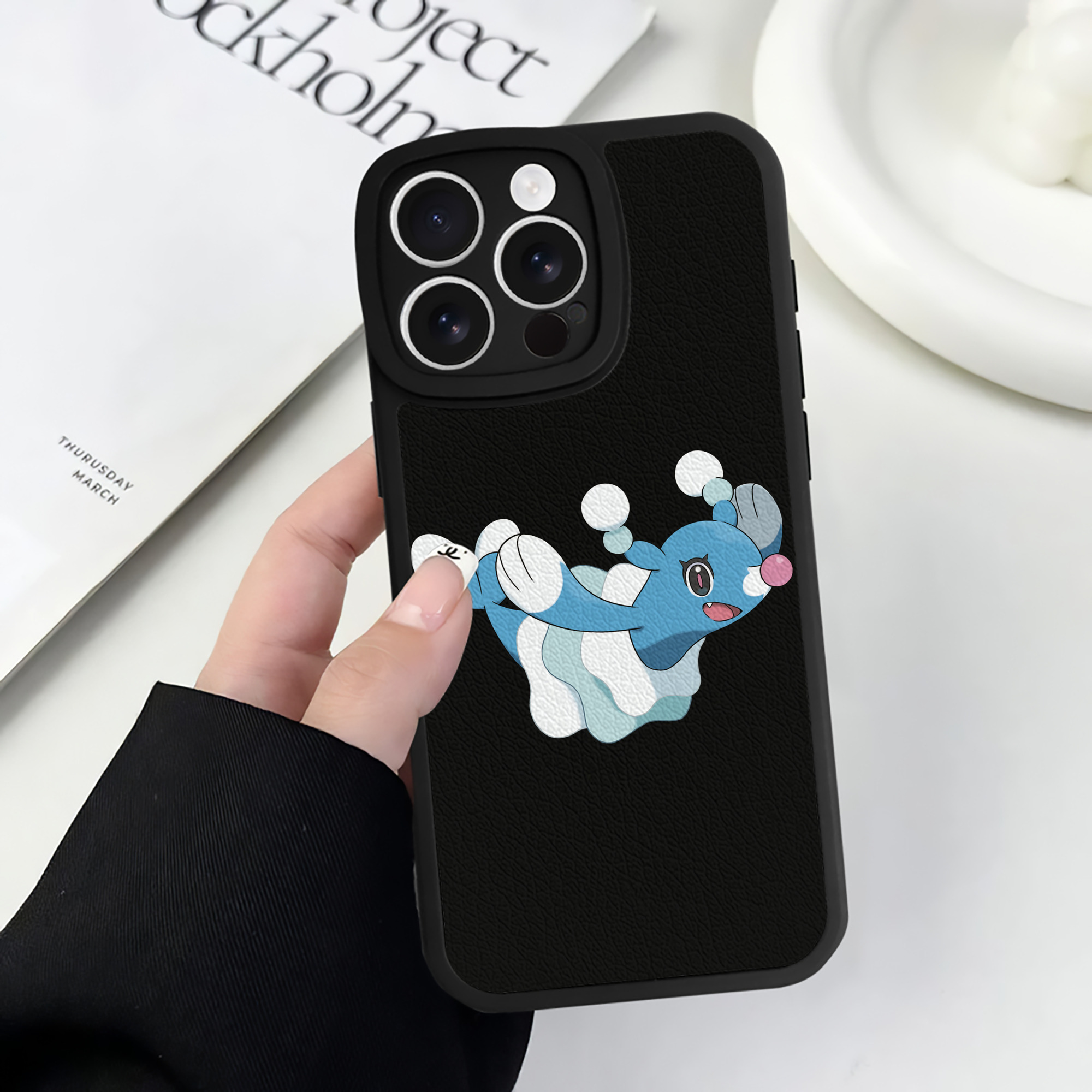 （画像用） ポケットモンスター Pokémon 【iPhone 16シリーズ対応】シリコンスマホケース（レザー調） 材質：シリコン